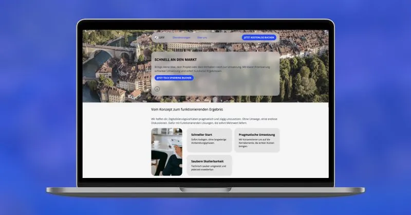 Laptop mit geöffneter Website, daneben Notizbuch und Stift auf einem modernen Schreibtisch
