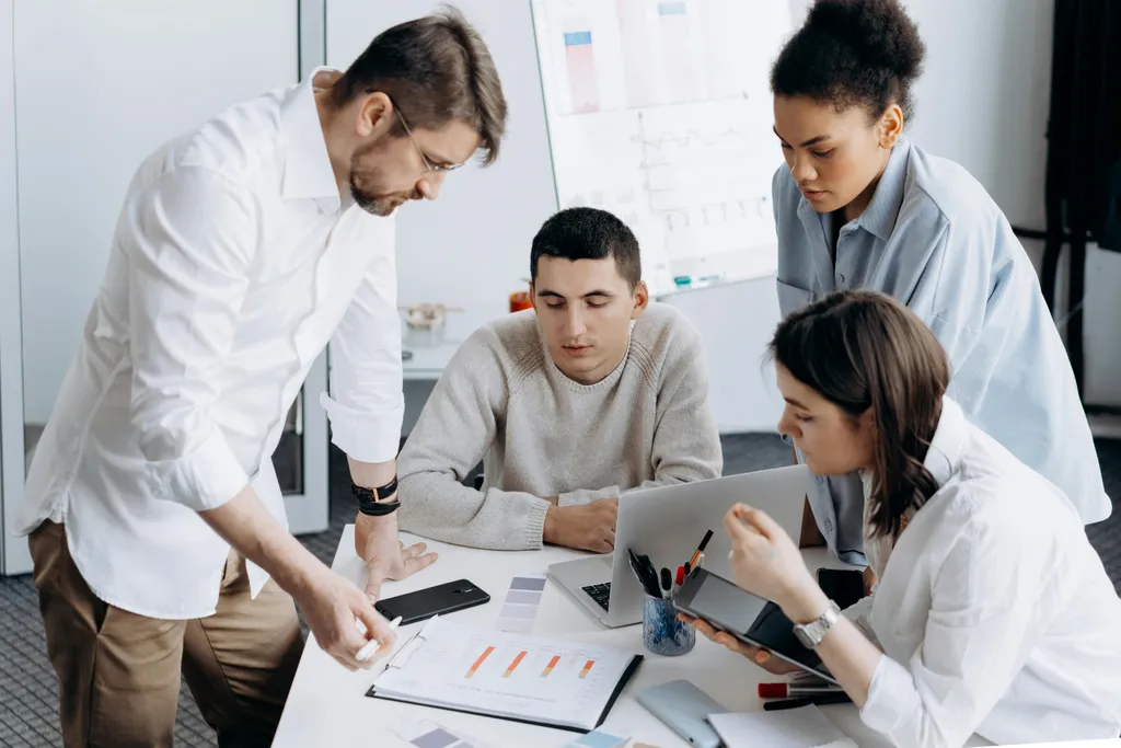 Ein kleines Team arbeitet gemeinsam an einem digitalen Projekt