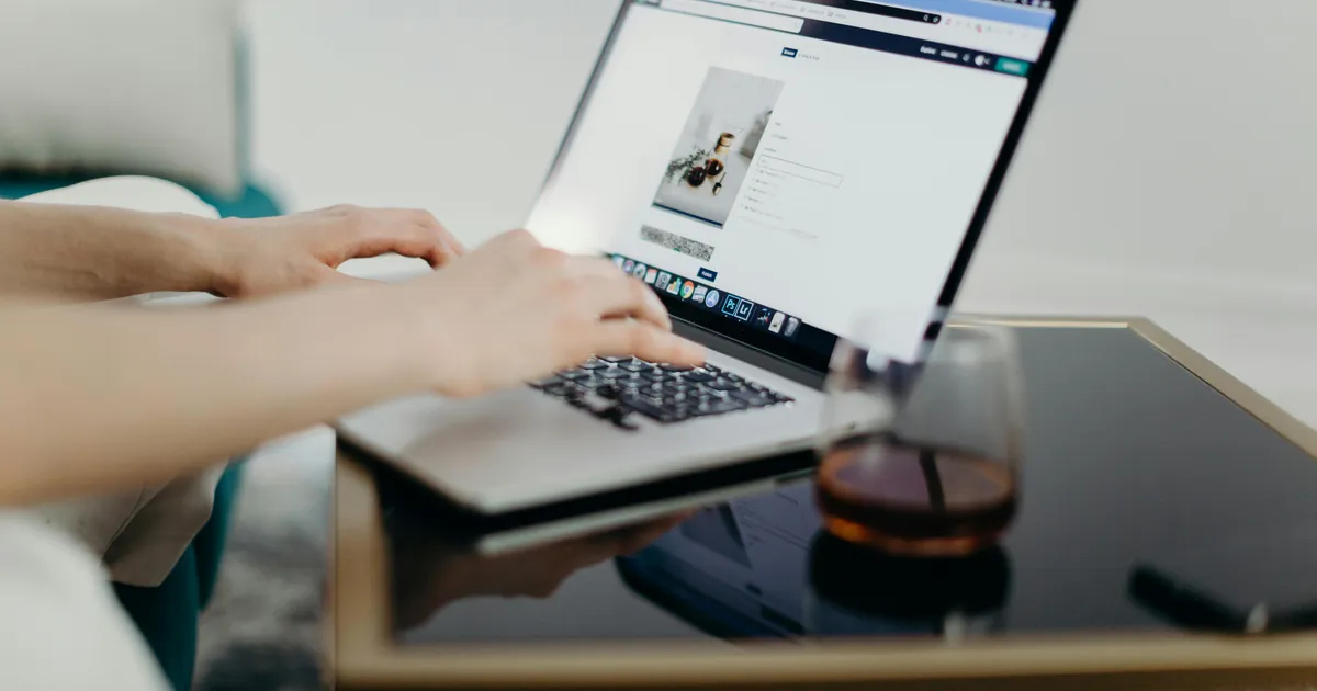 Analyse einer Landingpage auf einem Laptop-Bildschirm