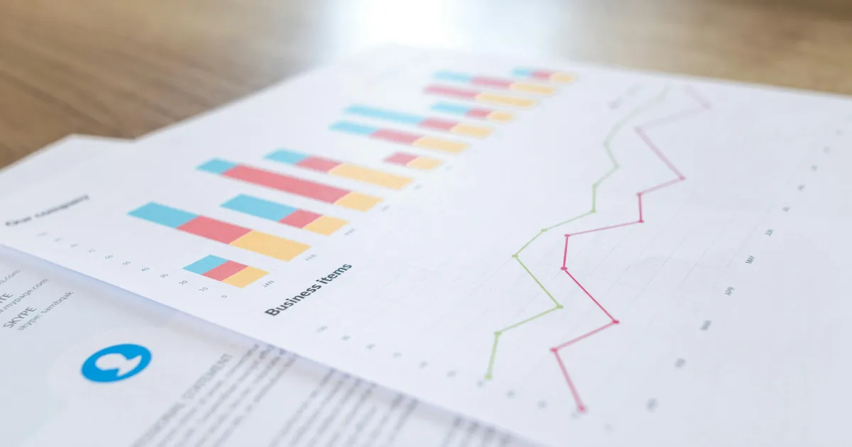 Analytics-Dashboard mit verschiedenen KPIs zur Conversion-Optimierung