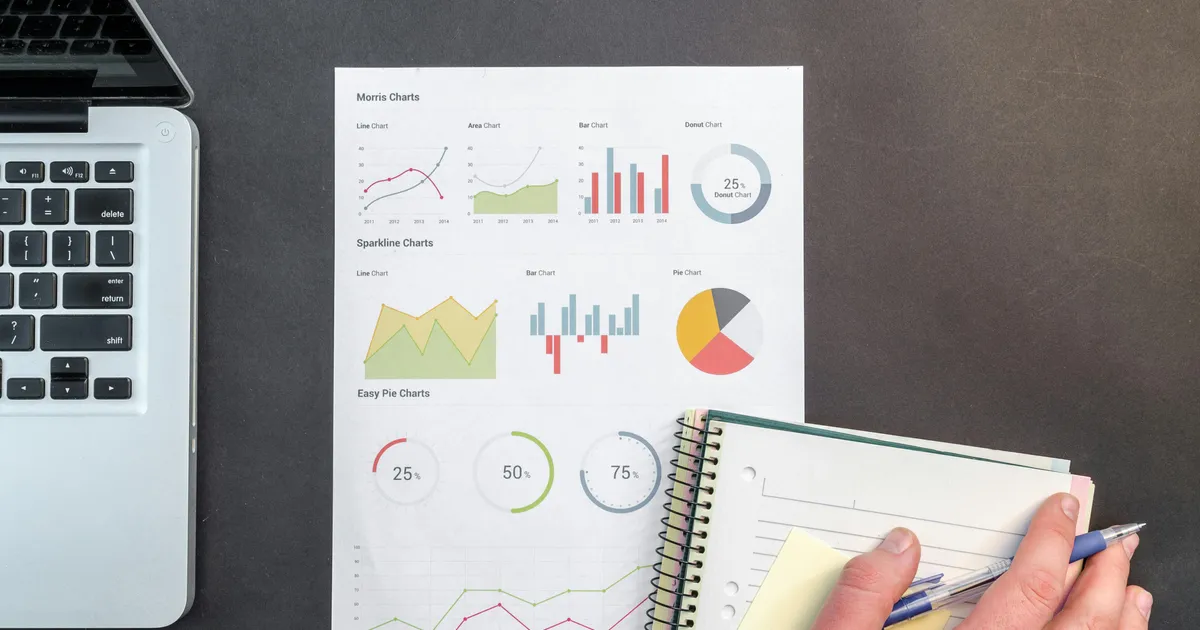 Team in einem Workshop analysiert gemeinsam Geschäftsprozesse mit Post-its und Laptop