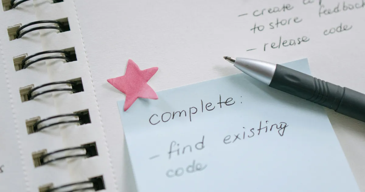 Person arbeitet am Laptop an einer Website mit Baukastentool