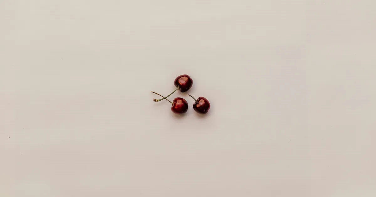 Team diskutiert Strategien zur Umsatzsteigerung anhand einer Website-Analyse