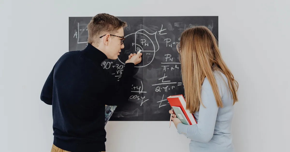 Ein Team analysiert Strategien und Prozesse an einem Whiteboard