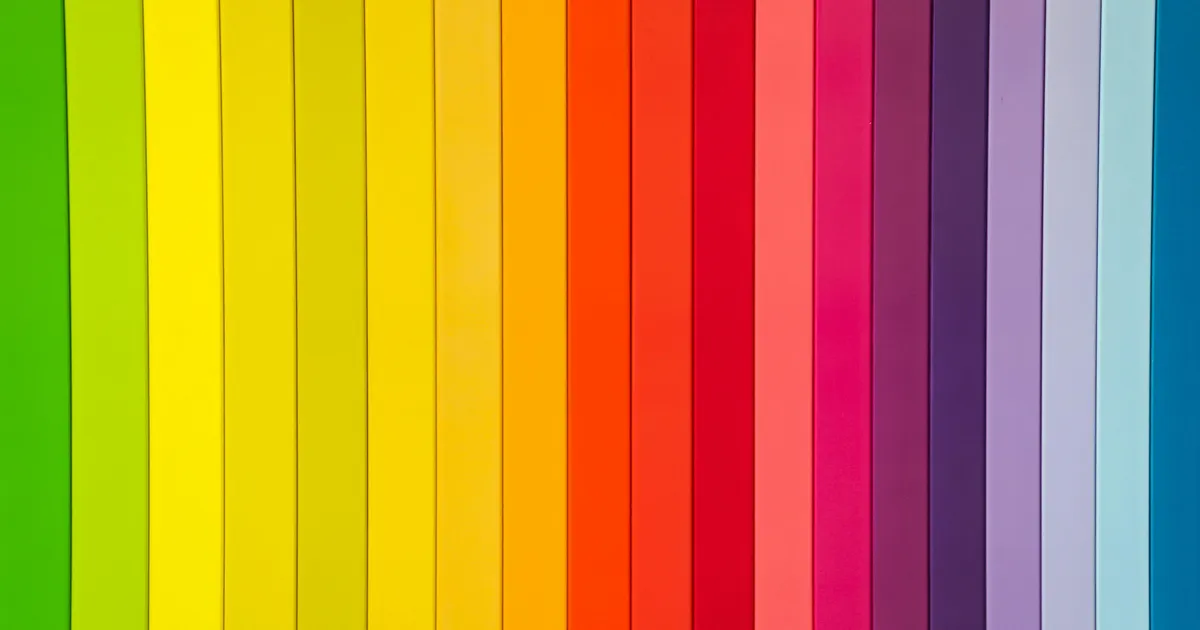 Visuelle Elemente in einem modernen Webdesign, das Nutzer zur Conversion führt