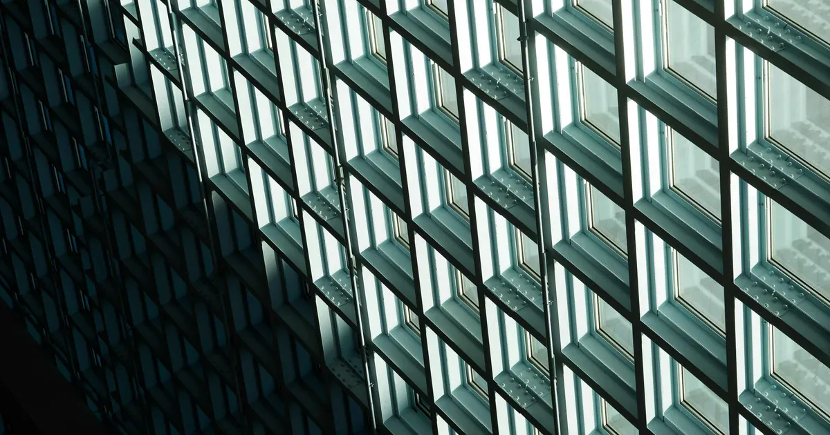 Strukturiertes Webseitenlayout auf einem Laptop-Bildschirm mit Design-Elementen