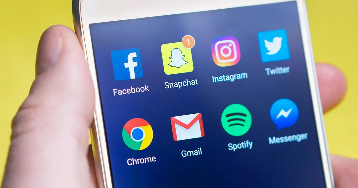Symbolbild für Social-Media-Launch mit verschiedenen Plattformen auf einem Smartphone