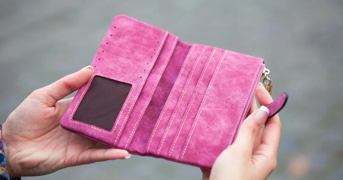 Schreibtisch mit Laptop, Notizbuch und Budgetplanung