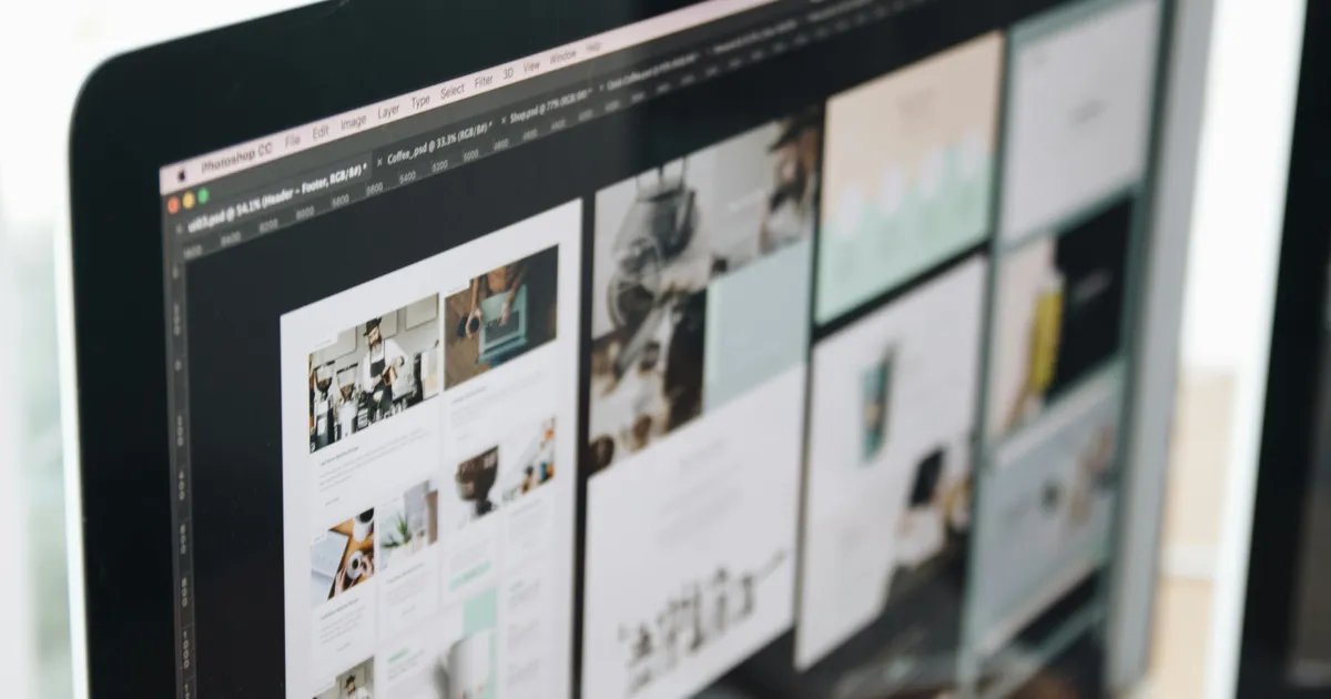 Gegenüberstellung von Landingpage und Webseite auf einem Bildschirm